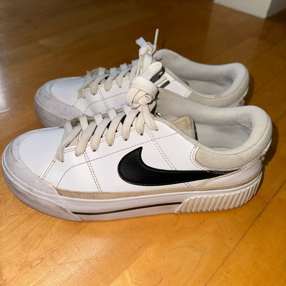 Nike women’s Court Legacy Lift
